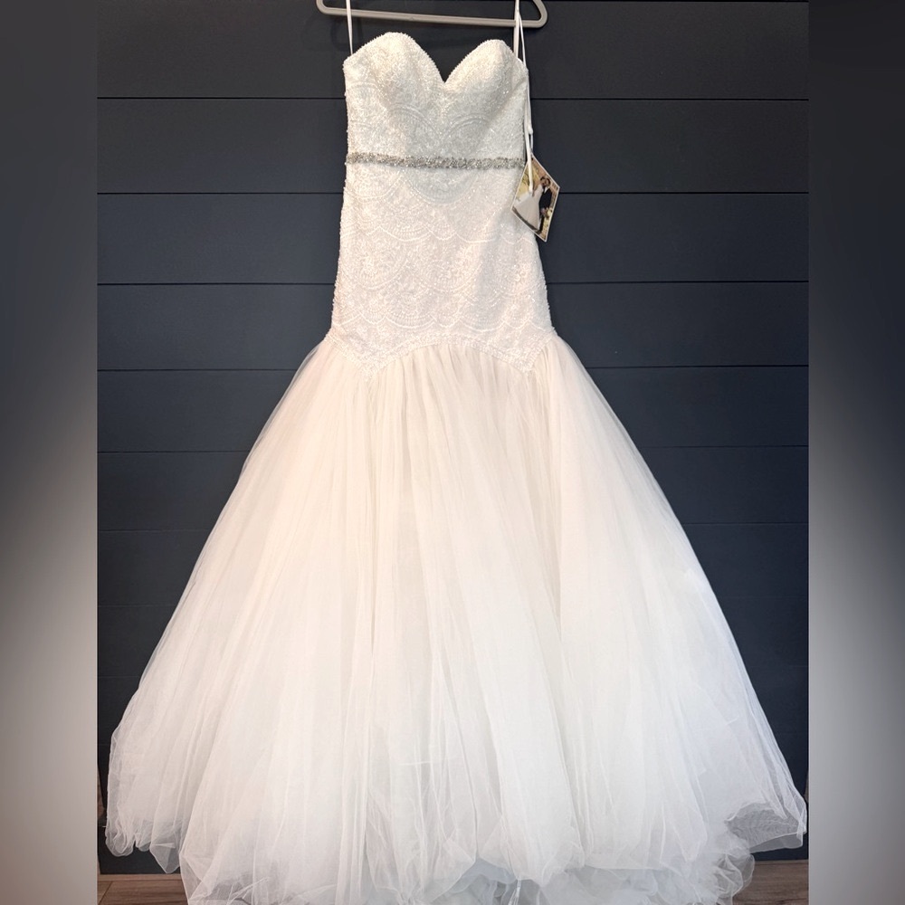 Elegant Strapless Bridal Gown w/ attachable spaghetti straps and matching veil.